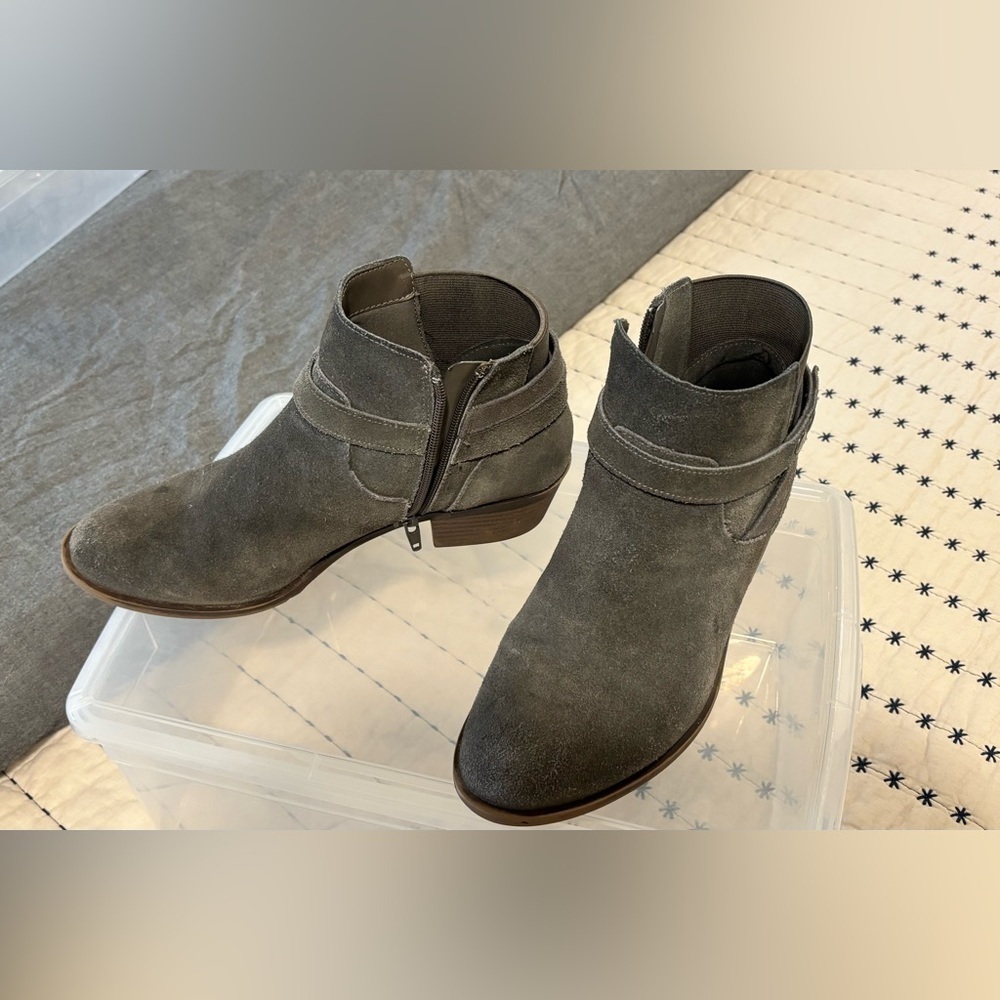 Kensie Womenโs Gemmy Bootie Grey Strapped w/Stud Details SZ 9M
